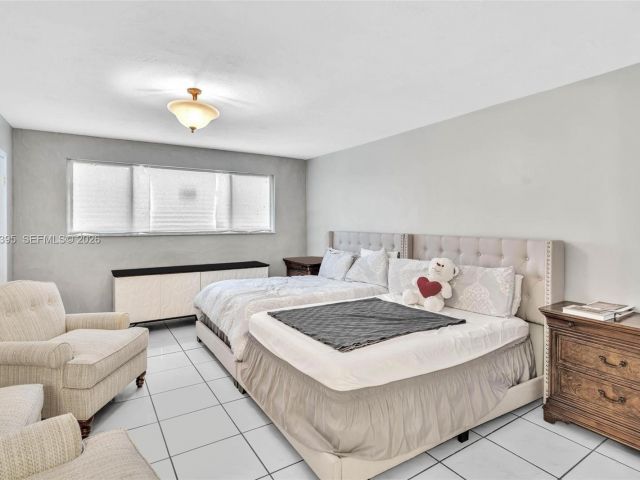 Продажа дома по адресу 9524 Byron Ave - фото 7442819