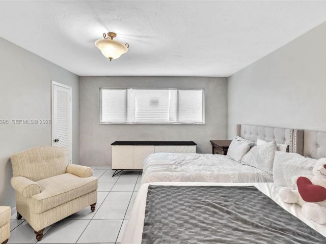 Продажа дома по адресу 9524 Byron Ave - фото 7442820