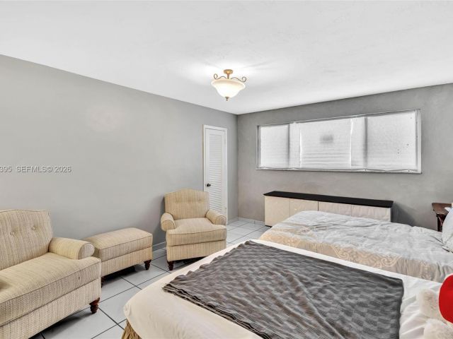 Продажа дома по адресу 9524 Byron Ave - фото 7442821