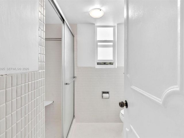 Продажа дома по адресу 9524 Byron Ave - фото 7442823