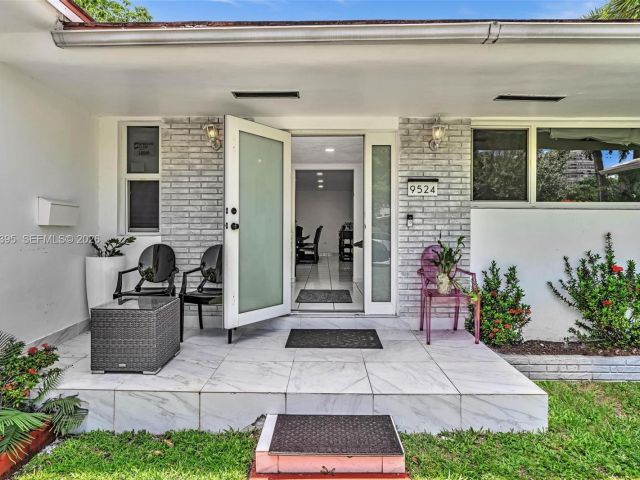 Продажа дома по адресу 9524 Byron Ave - фото 7442824