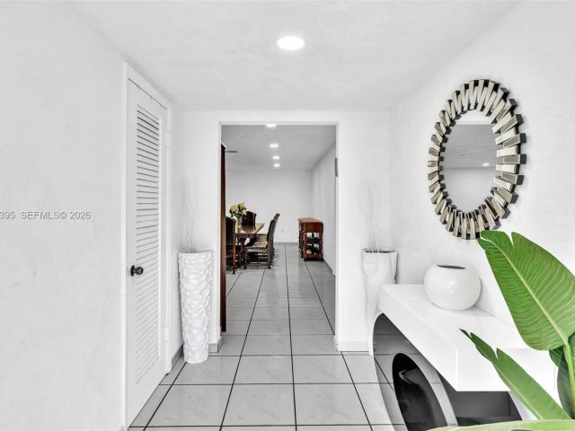 Продажа дома по адресу 9524 Byron Ave - фото 7442825