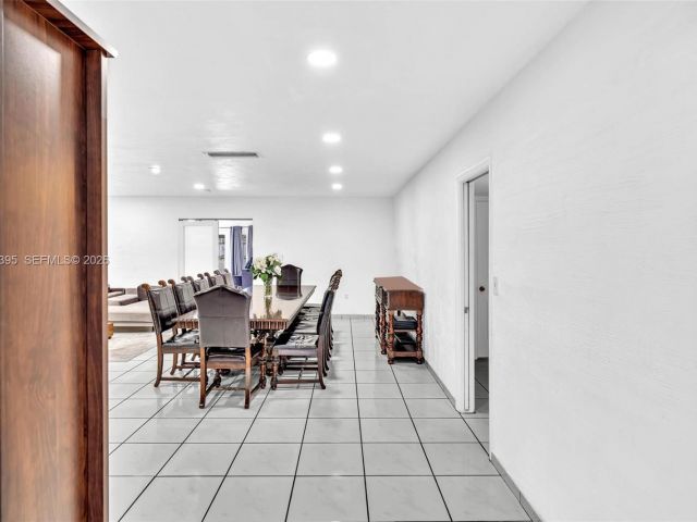 Продажа дома по адресу 9524 Byron Ave - фото 7442826