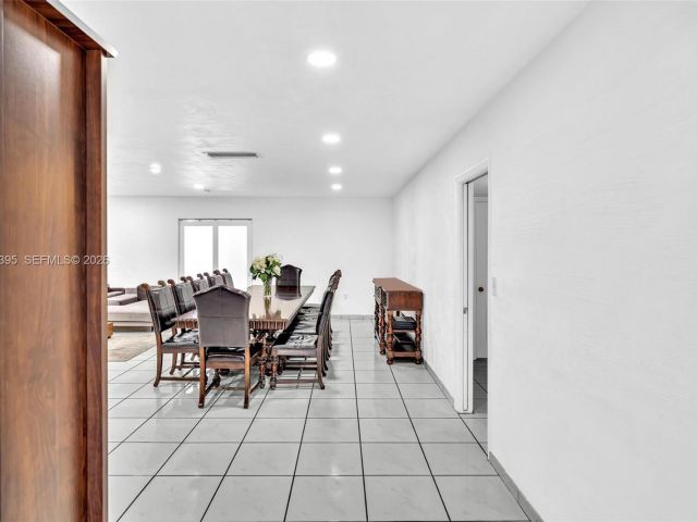 Продажа дома по адресу 9524 Byron Ave - фото 7442827