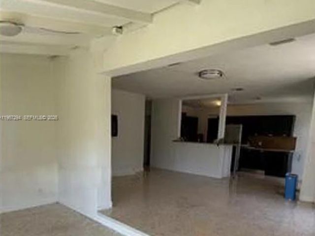 Продажа дома по адресу 11600 NE 6th Ave - фото 7445348