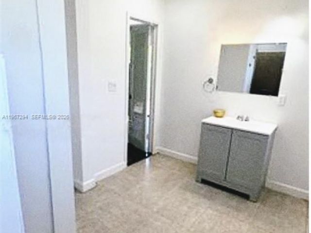 Продажа дома по адресу 11600 NE 6th Ave - фото 7445352