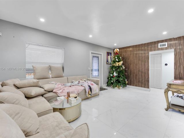 Продажа дома по адресу 860 NE 142nd St - фото 7442965