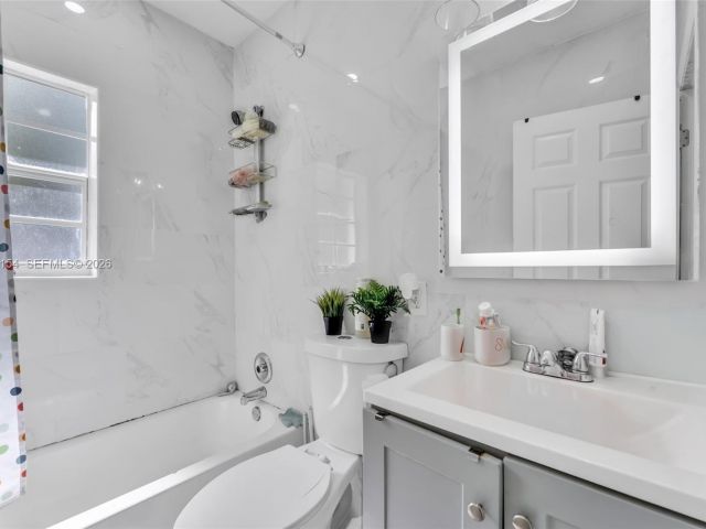 Продажа дома по адресу 860 NE 142nd St - фото 7442967