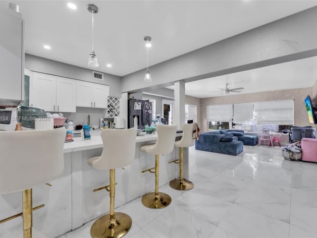 Продажа дома по адресу 860 NE 142nd St - фото 7442971