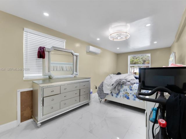 Продажа дома по адресу 860 NE 142nd St - фото 7442974