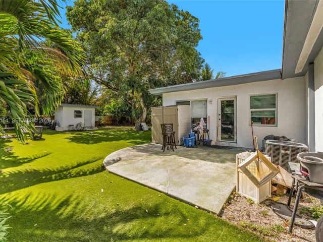 Продажа дома по адресу 860 NE 142nd St - фото 7442975