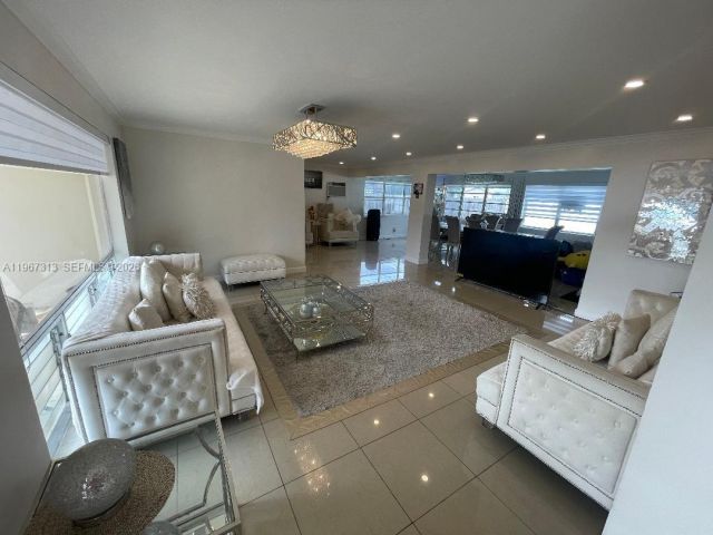 Продажа дома по адресу 3129 Hollywood Blvd - фото 7440408