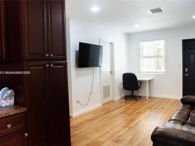 Продажа дома по адресу 1821 Harding St - фото 7442935