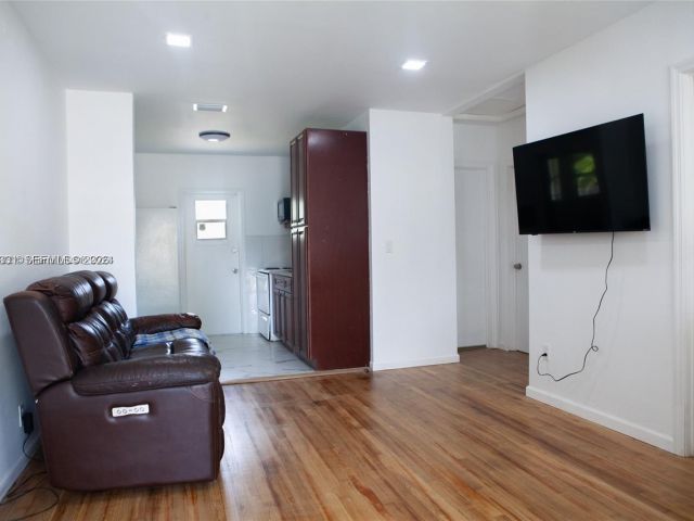 Продажа дома по адресу 1821 Harding St - фото 7442937