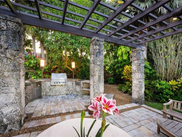 Продажа дома по адресу 4867 SW 82nd St - фото 7442802