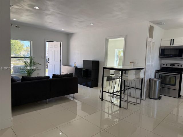 Продажа дома по адресу 6700 NW 5th Ave - фото 7442780