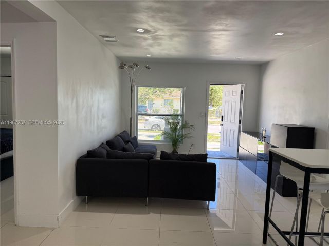 Продажа дома по адресу 6700 NW 5th Ave - фото 7442781