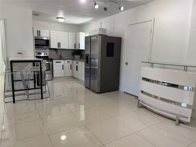 Продажа дома по адресу 6700 NW 5th Ave - фото 7442782