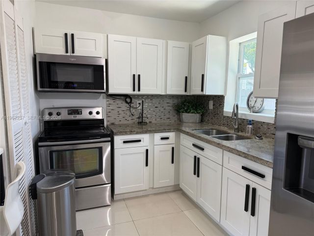 Продажа дома по адресу 6700 NW 5th Ave - фото 7442783