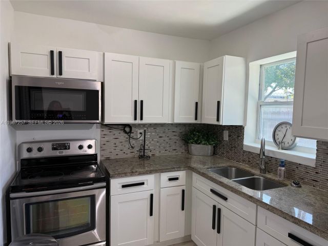 Продажа дома по адресу 6700 NW 5th Ave - фото 7442784