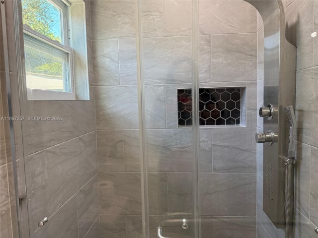 Продажа дома по адресу 6700 NW 5th Ave - фото 7442786