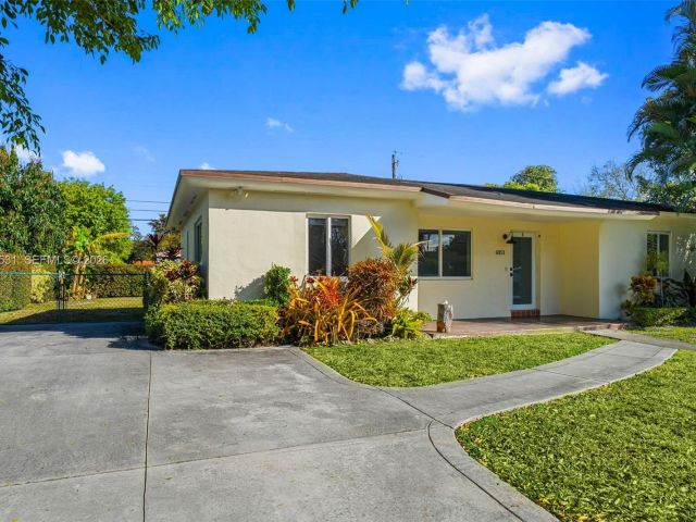 Дом в аренду по адресу 6851 SW 48th Ter - фото 7442749