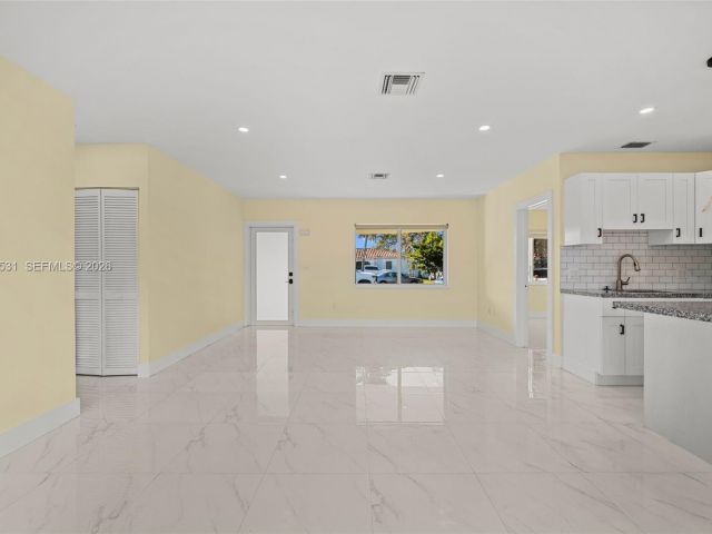 Дом в аренду по адресу 6851 SW 48th Ter - фото 7442750