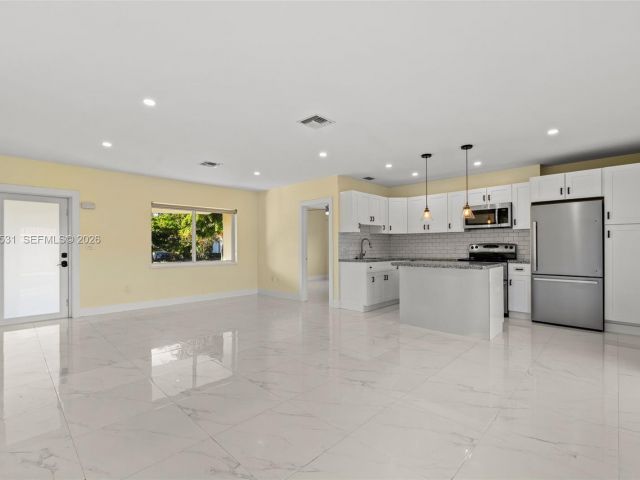 Дом в аренду по адресу 6851 SW 48th Ter - фото 7442752