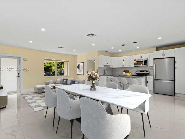 Дом в аренду по адресу 6851 SW 48th Ter - фото 7442753