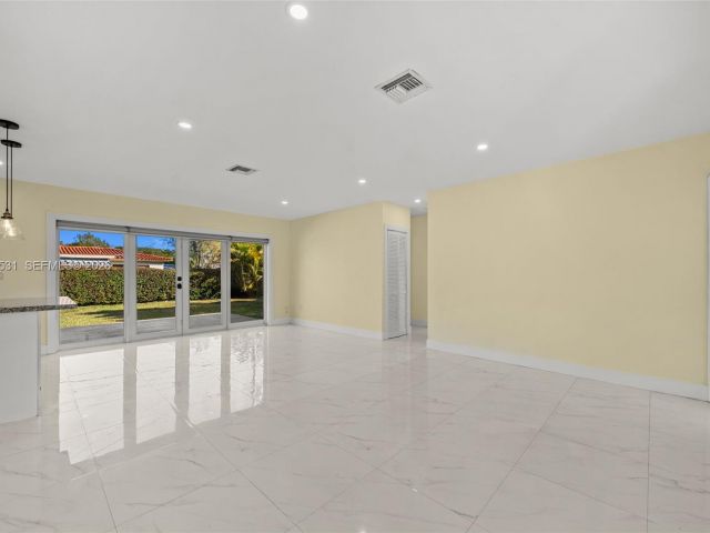 Дом в аренду по адресу 6851 SW 48th Ter - фото 7442754