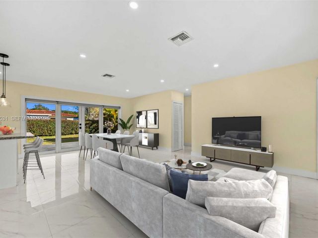 Дом в аренду по адресу 6851 SW 48th Ter - фото 7442755