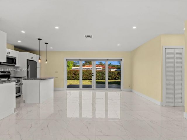 Дом в аренду по адресу 6851 SW 48th Ter - фото 7442756