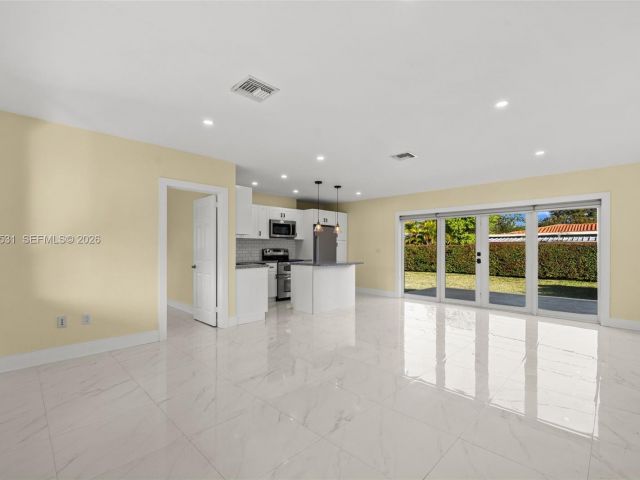 Дом в аренду по адресу 6851 SW 48th Ter - фото 7442757