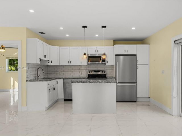 Дом в аренду по адресу 6851 SW 48th Ter - фото 7442758