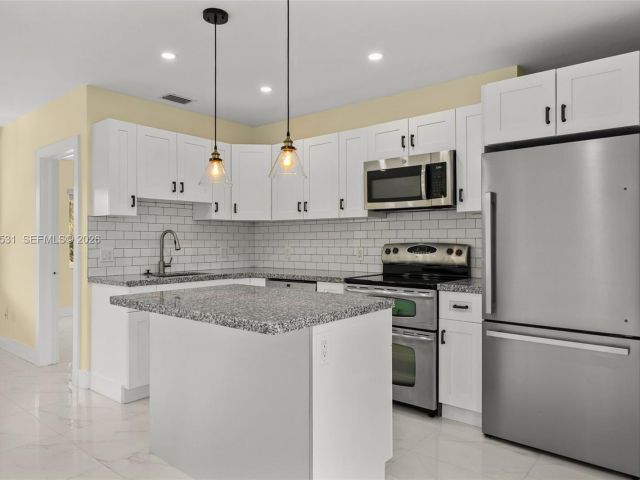 Дом в аренду по адресу 6851 SW 48th Ter - фото 7442759