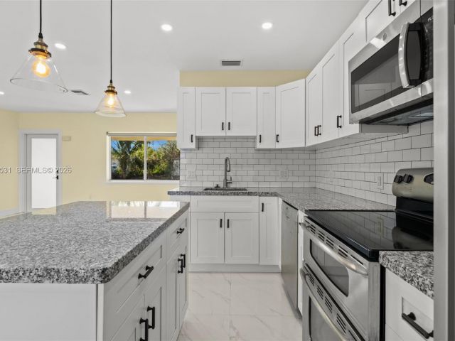 Дом в аренду по адресу 6851 SW 48th Ter - фото 7442760