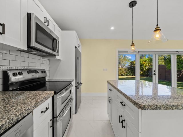 Дом в аренду по адресу 6851 SW 48th Ter - фото 7442761