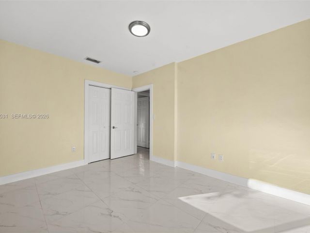 Дом в аренду по адресу 6851 SW 48th Ter - фото 7442764