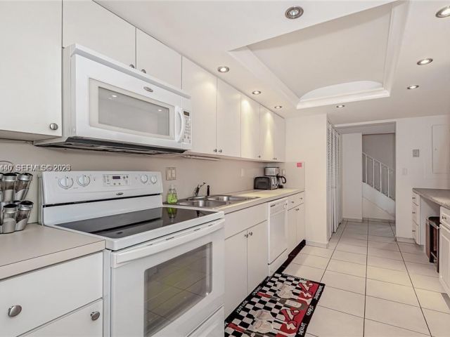 Дом в аренду по адресу 2304 NE 7th St 27 - фото 7462185