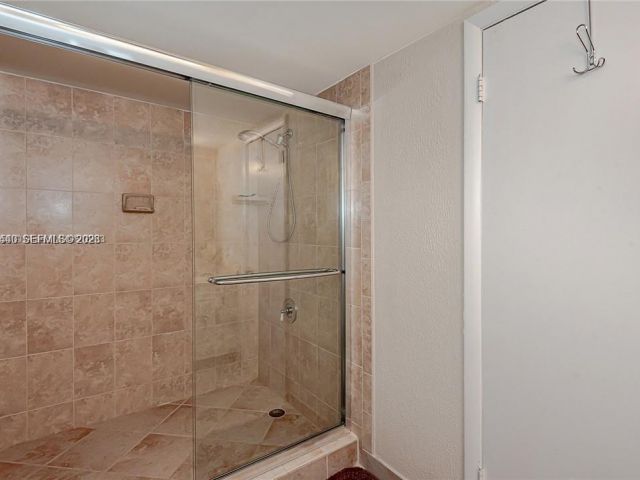 Дом в аренду по адресу 2304 NE 7th St 27 - фото 7462186