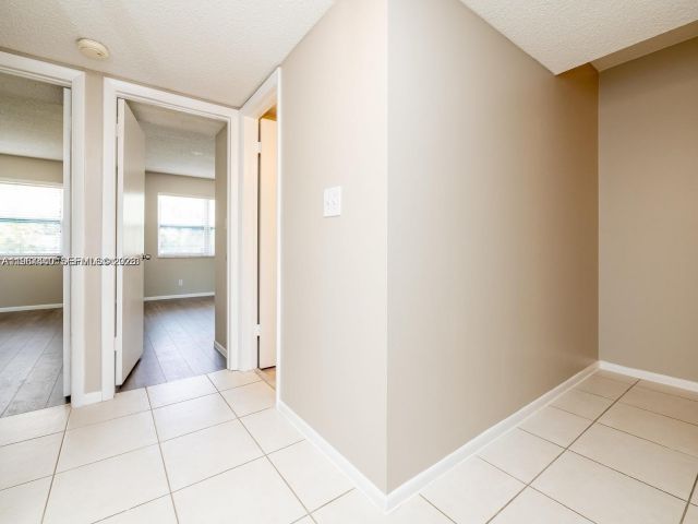 Дом в аренду по адресу 2304 NE 7th St 27 - фото 7462187