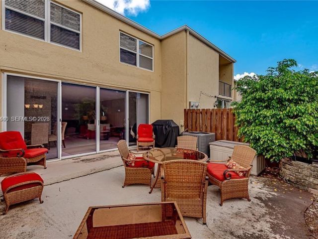 Дом в аренду по адресу 2304 NE 7th St 27 - фото 7462188