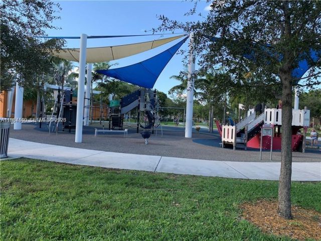 Дом в аренду по адресу 2304 NE 7th St 27 - фото 7462189