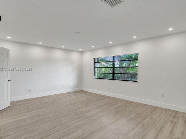 Продажа дома по адресу 19710 NE 23rd Ave - фото 7441879