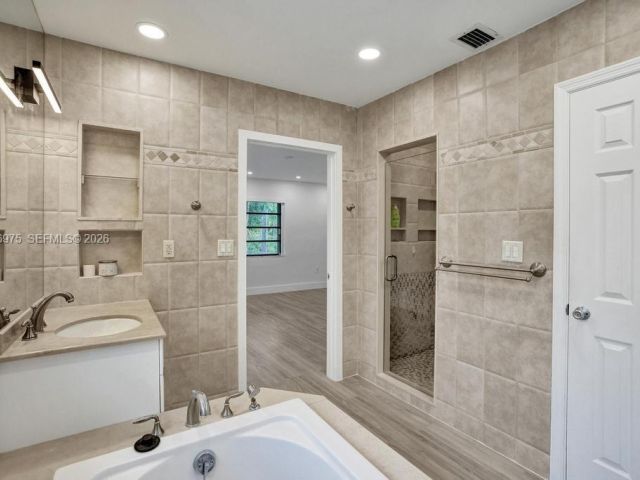 Продажа дома по адресу 19710 NE 23rd Ave - фото 7441884