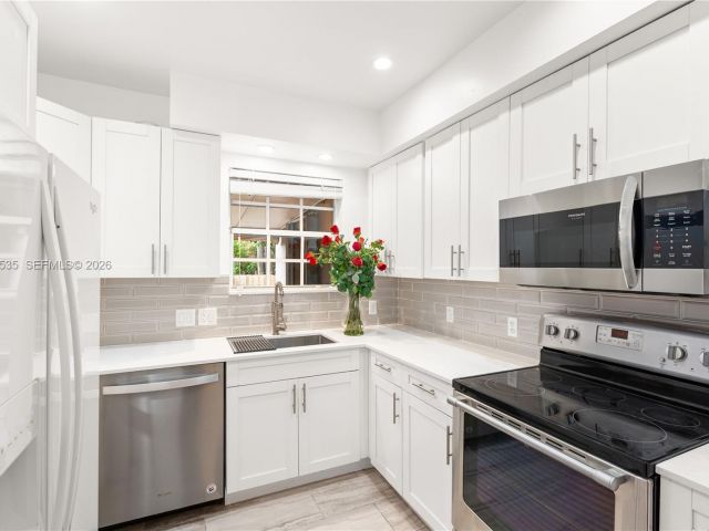 Продажа дома по адресу 4487 SW 15th Ter - фото 7537125