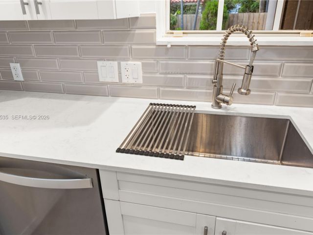 Продажа дома по адресу 4487 SW 15th Ter - фото 7537127