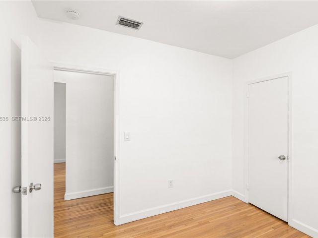 Продажа дома по адресу 4487 SW 15th Ter - фото 7537139