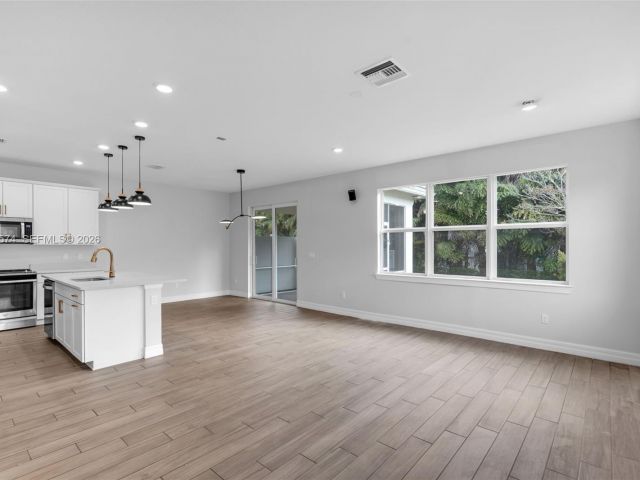 Дом в аренду по адресу 1595 Evergreen Ter - фото 7473892