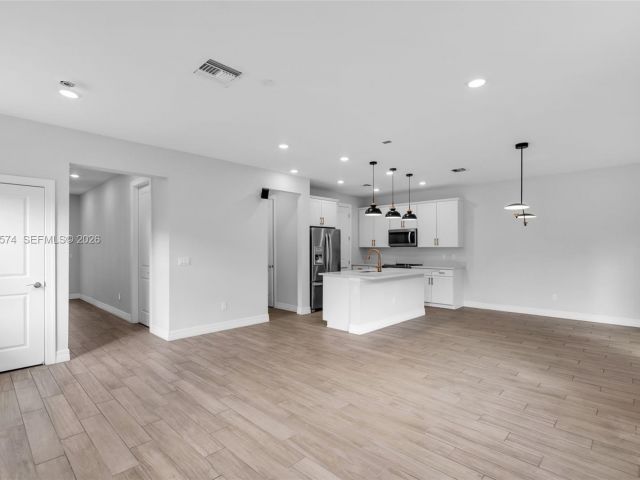 Дом в аренду по адресу 1595 Evergreen Ter - фото 7473893